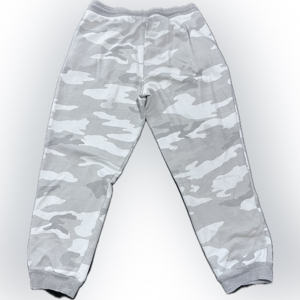 🖤 AE Camo joggers in grey hues, women’s size large - Picture 2 of 3